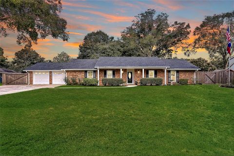 Photo of 210 Hillcrest Drive, Alvin, TX 77511 (MLS # 10746924) Photo of 210 Hillcrest Drive, Alvin, TX 77511 (MLS # 10746924)