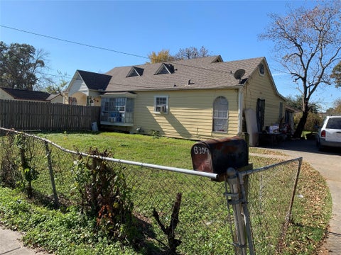 Photo of 8309 Roswell St, Houston, TX 77022 (MLS # 61539587)