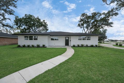 Photo of 1007 Lindenwood Drive, Baytown, TX 77520 (MLS # 86963794)