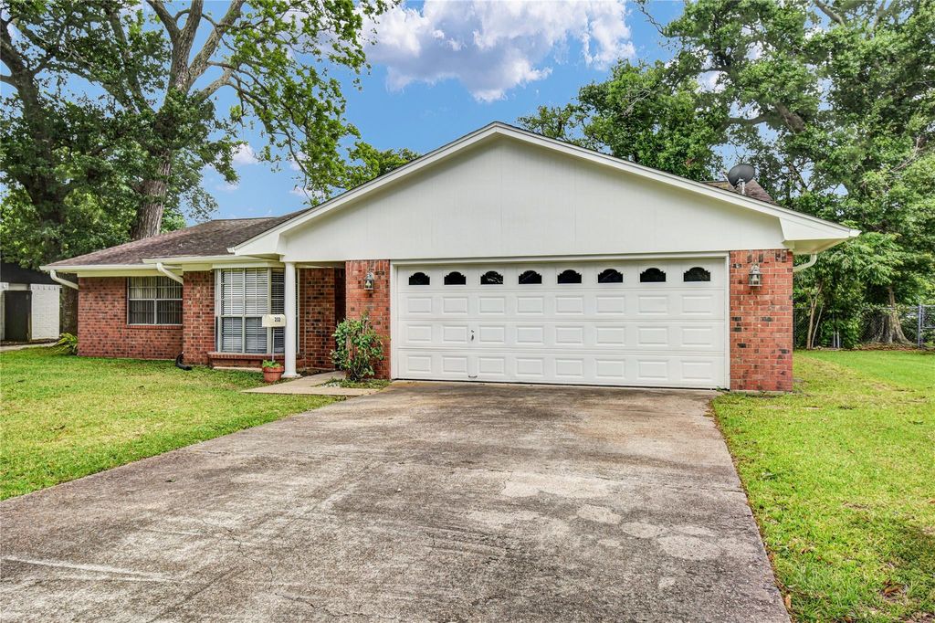 Photo of 232 Wayne Dr DR, Clute, TX 77531 (MLS # 33170090)