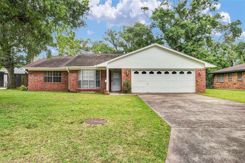 Photo of 232 Wayne Dr DR, Clute, TX 77531 (MLS # 33170090)