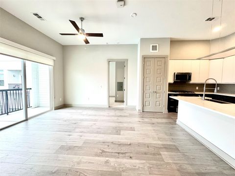 Photo of 401 W 25th Street #2125, Houston, TX 77008 (MLS # 44394882)
