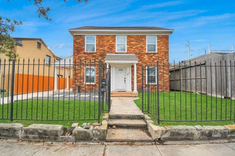Photo of 1508 Ridgewood Street, Houston, TX 77006 (MLS # 40945899)