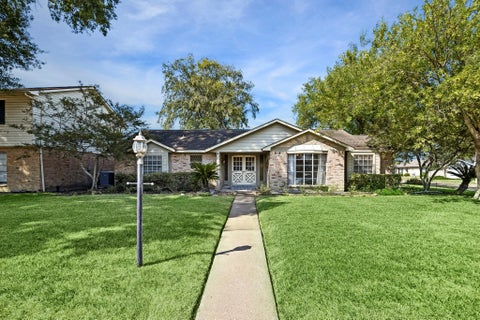 Photo of 11302 Brighton Lane, Meadows Place, TX 77477 (MLS # 27170228)