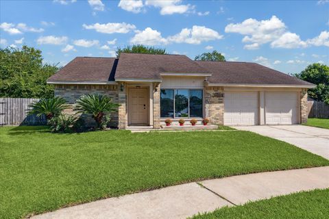 Photo of 16803 Kings Chapel Court, Friendswood, TX 77546 (MLS # 47161172)