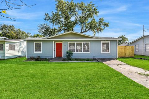 Photo of 1525 Wayside Drive, Texas City, TX 77590 (MLS # 20088108) Photo of 1525 Wayside Drive, Texas City, TX 77590 (MLS # 20088108)