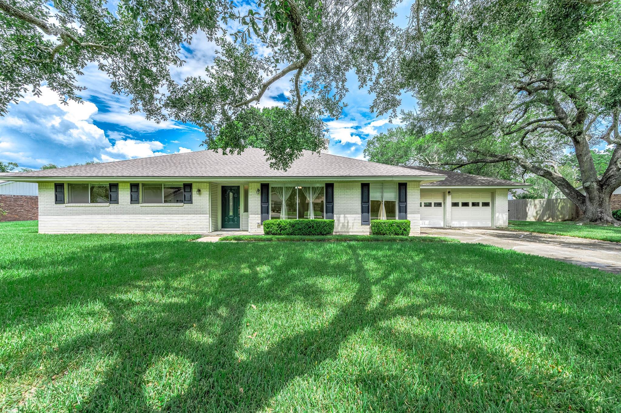 212 E Crestmont Drive
