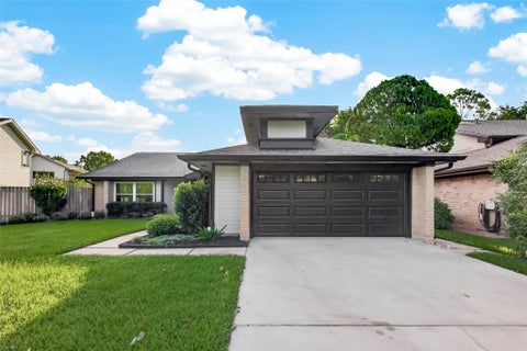 Photo of 2119 Braesmeadow Lane, Sugar Land, TX 77479 (MLS # 98144715)