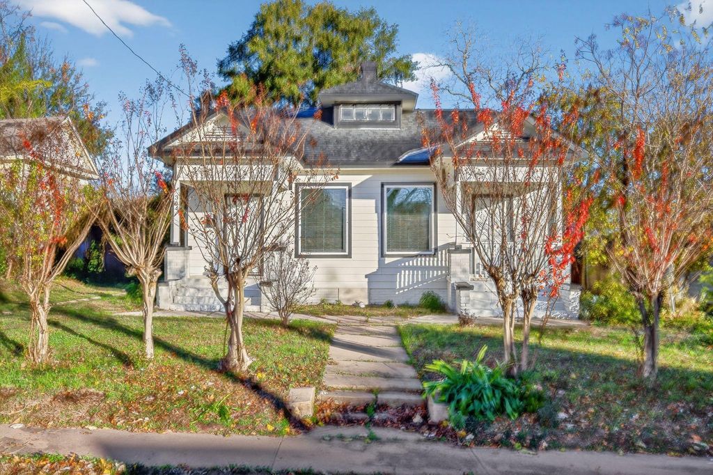 Photo of 304 W Vulcan Street, Brenham, TX 77833 (MLS # 14717184)