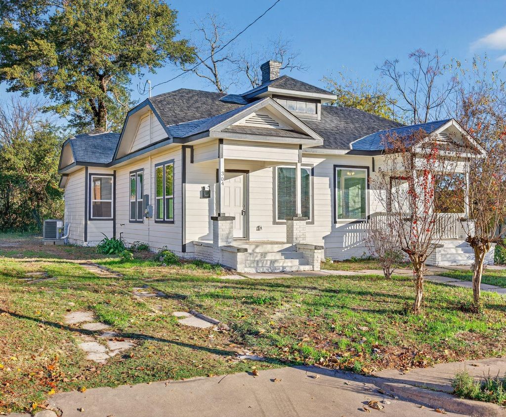 Photo of 304 W Vulcan Street, Brenham, TX 77833 (MLS # 14717184)