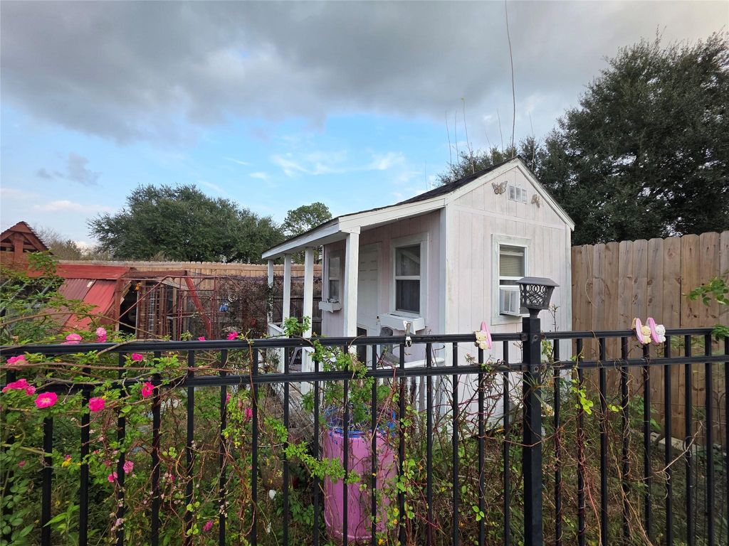 Photo of 2414 Goldenrod Street, Highlands, TX 77562 (MLS # 79248079)