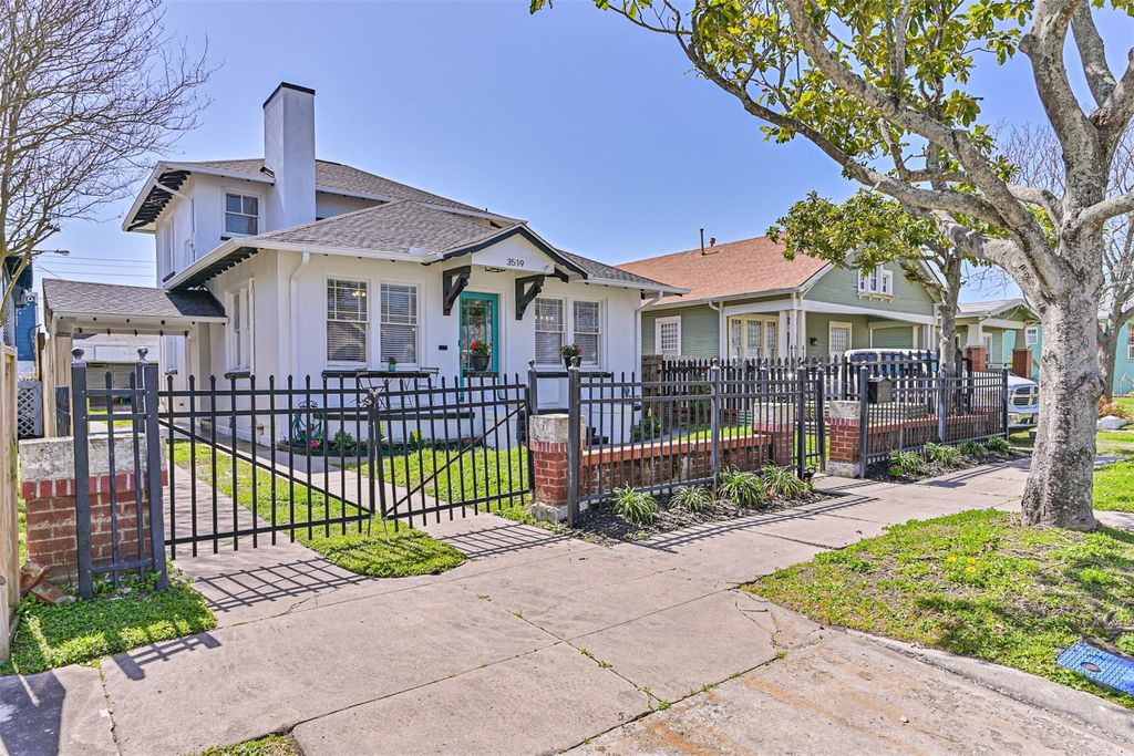 Photo of 3519 Avenue R 1/2, Galveston, TX 77550 (MLS # 45132426)