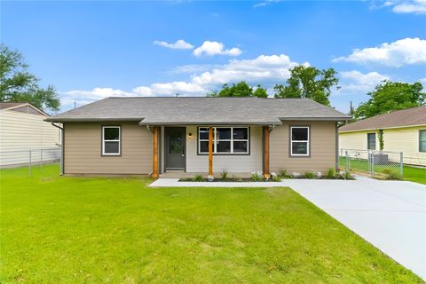 Photo of 1108 Nottingham Drive, Angleton, TX 77515 (MLS # 21010746)