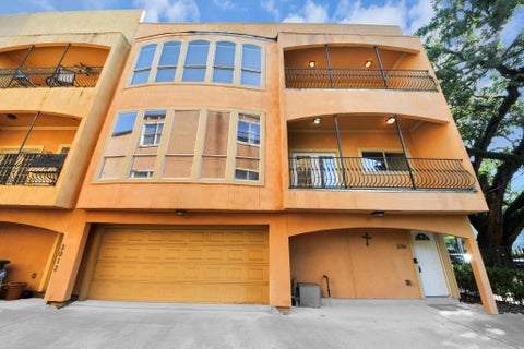 Townhouse For Rent - 3014 Chenevert Street<br/> Houston, TX 77004
