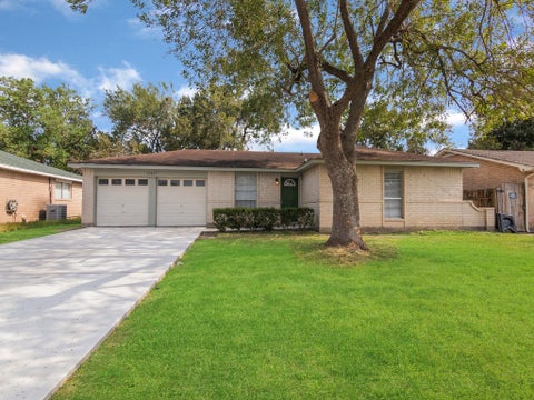 Photo of 16807 Tibet Road, Friendswood, TX 77546 (MLS # 25589596)