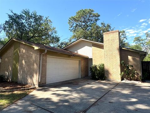 Photo of 17058 Gleneagle Drive S, Conroe, TX 77385 (MLS # 11824485)