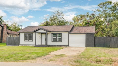 609 Hurst Street Angleton TX 77515