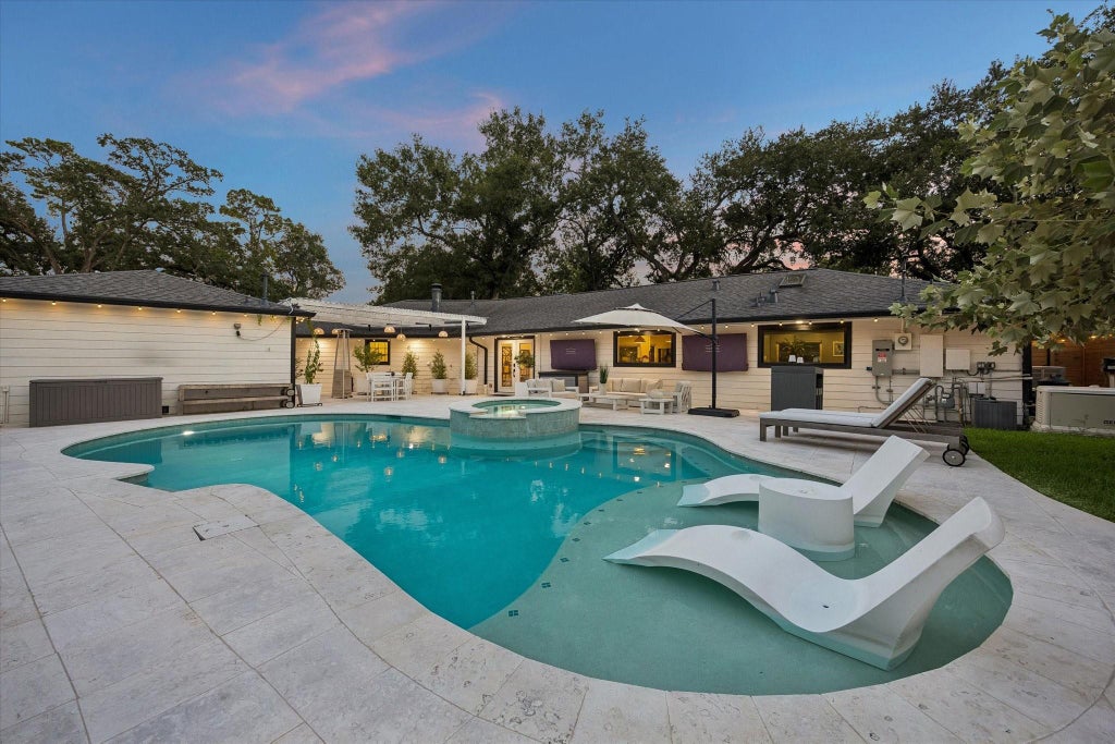 Photo of 8518 Westview Drive, Houston, TX 77055 (MLS # 63756423)