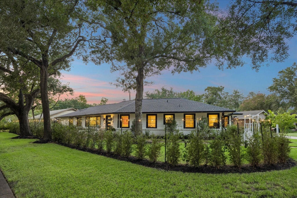 Photo of 8518 Westview Drive, Houston, TX 77055 (MLS # 63756423)