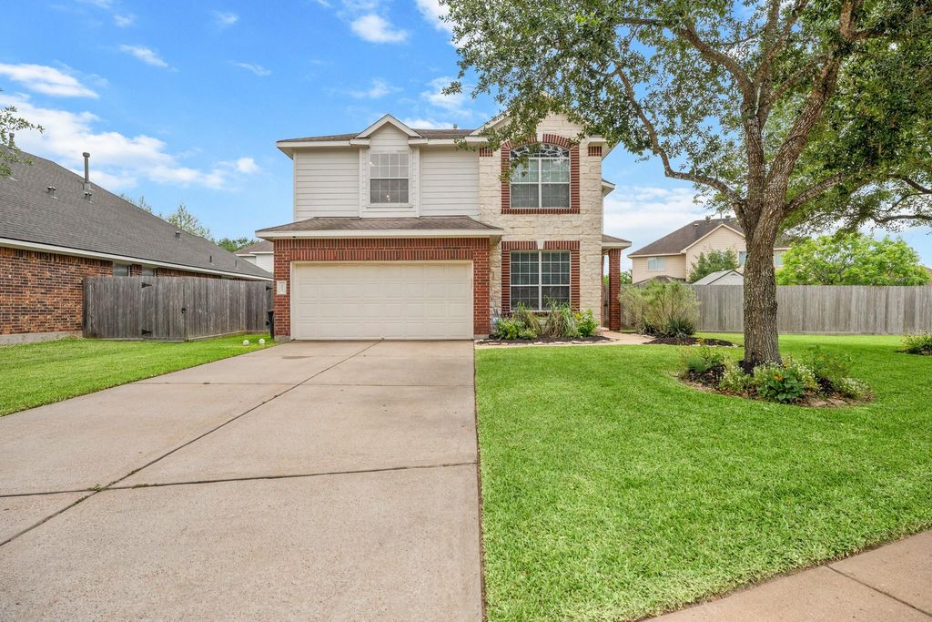 Photo of 464 Magnolia Crossing, League City, TX 77573 (MLS # 12510335)
