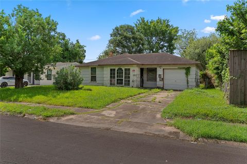 Photo of 5606 Belarbor Street, Houston, TX 77033 (MLS # 8944513)