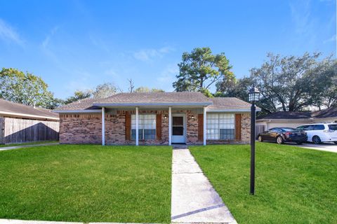 Photo of 946 Beachcomber Lane, Houston, TX 77062 (MLS # 82781357)
