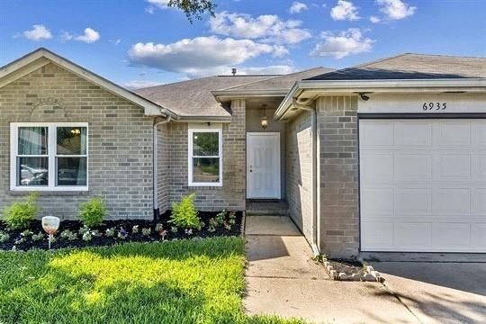6935 Creek Village Drive