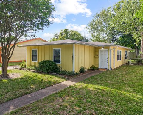 Photo of 114 Pompano Ave, Galveston, TX 77550 (MLS # 50597971)