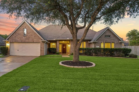 Photo of 213 Falcon Lake Circle, Friendswood, TX 77546 (MLS # 3063524)