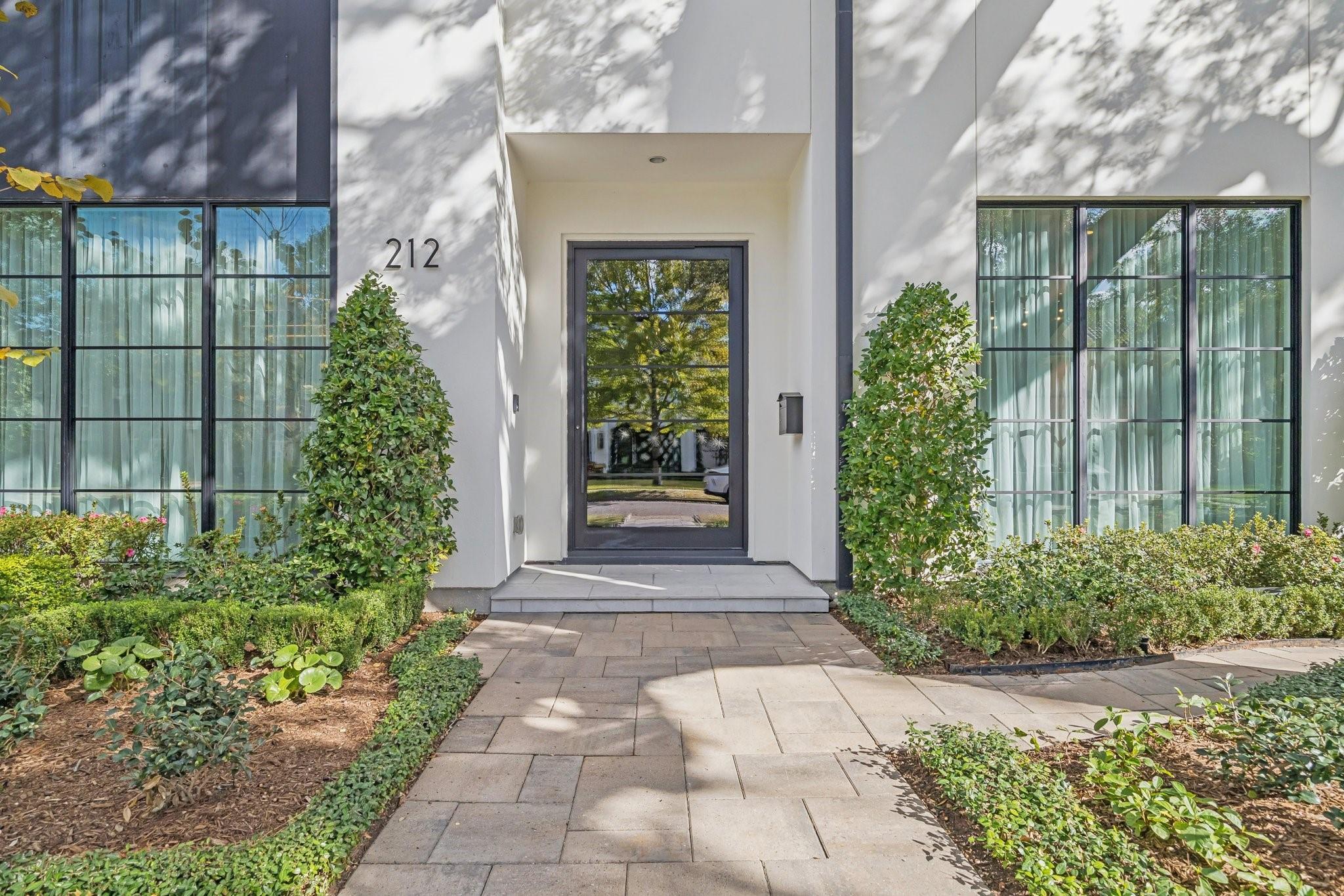 212 E Cowan Drive