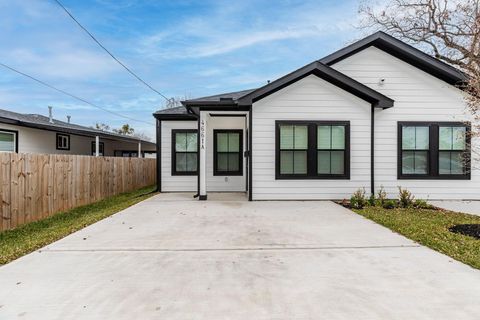 Photo of 4661 Clover Street #B, Houston, TX 77051 (MLS # 65533296)