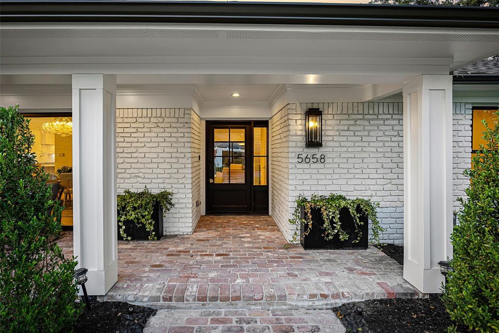 Photo of 5658 Del Monte Drive, Houston, TX 77056 (MLS # 44408005)