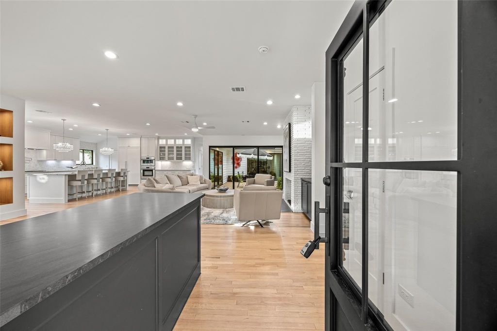 Photo of 5658 Del Monte Drive, Houston, TX 77056 (MLS # 44408005)