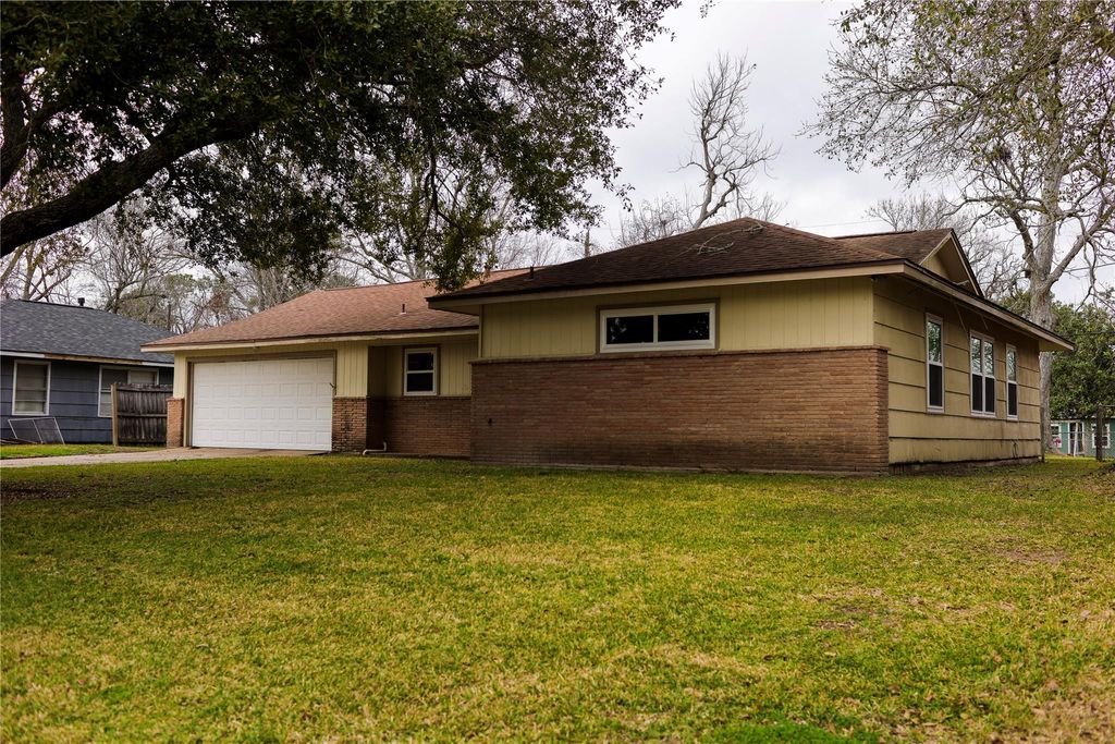 Photo of 217 Carnation Street, Lake Jackson, TX 77566 (MLS # 87512767)