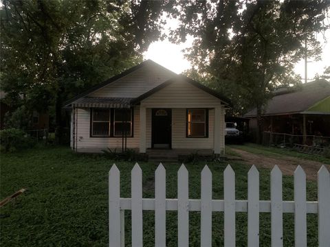 Photo of 110 S Peeples Street, Navasota, TX 77868 (MLS # 67963000)