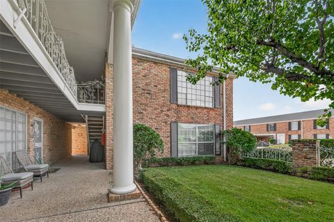 Photo of 2201 Fountain View Drive #3, Houston, TX 77057 (MLS # 28180526)