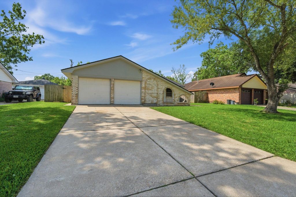 Photo of 2003 Williamsburg Court S, League City, TX 77573 (MLS # 26535881)