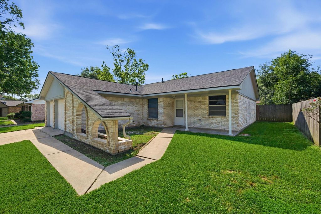 Photo of 2003 Williamsburg Court S, League City, TX 77573 (MLS # 26535881)