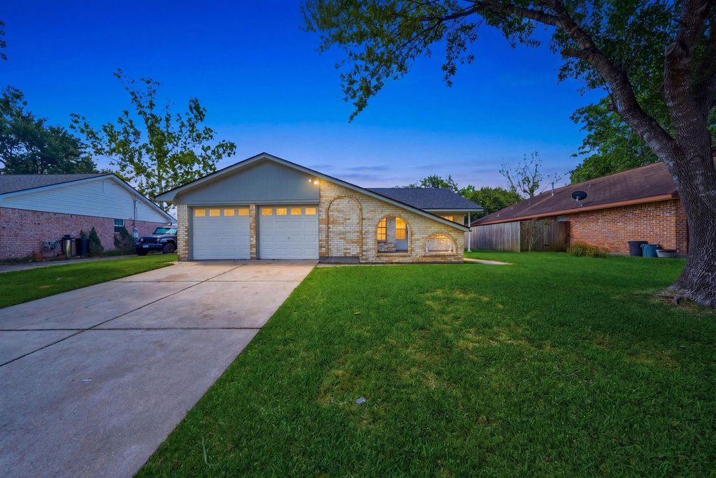 Photo of 2003 Williamsburg Court S, League City, TX 77573 (MLS # 26535881)