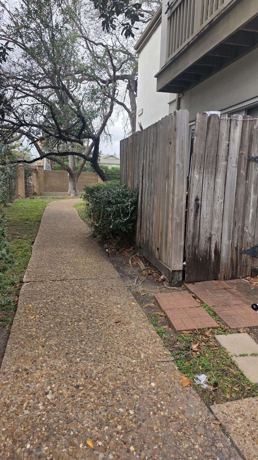 2100 Tanglewilde St 632