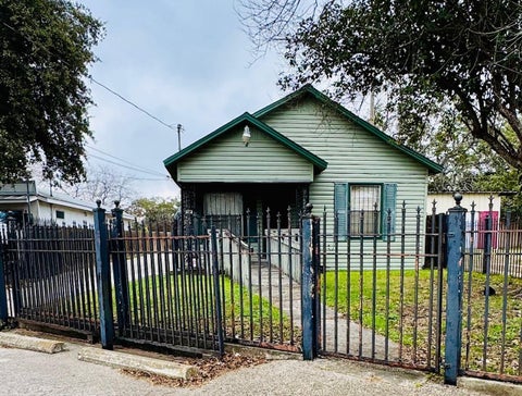 Homes For Sale - 414 Vine Street<br/> San Antonio, TX 78210