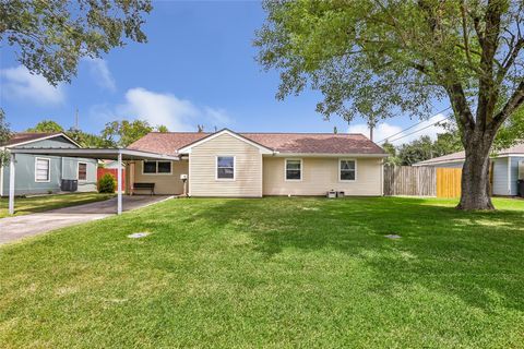 403 Piping Rock Dr Drive Highlands TX 77562