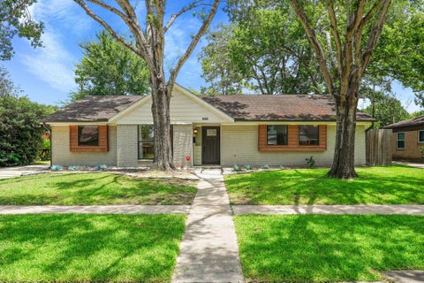 Photo of 5522 Braesvalley Drive, Houston, TX 77096 (MLS # 47958871)