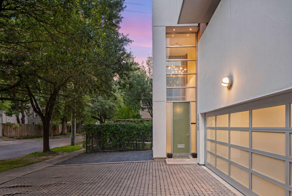 Photo of 4908 S Shepherd DR, Houston, TX 77098 (MLS # 61854352)