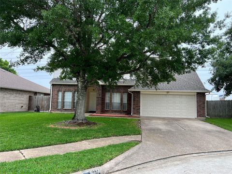Photo of 510 Oak Briar Drive, Kemah, TX 77565 (MLS # 2436164)