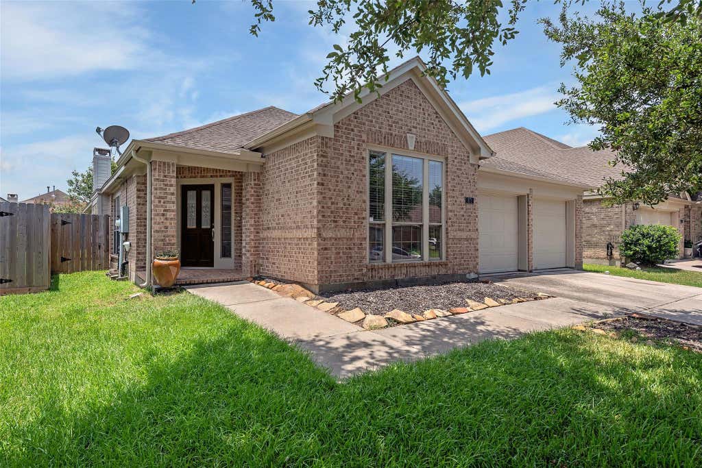 Photo of 871 Falling Springs Lane, League City, TX 77573 (MLS # 10739180)