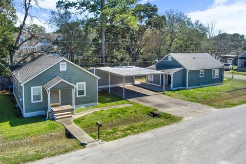 Photo of 918 W Lang Street, Alvin, TX 77511 (MLS # 21802748)
