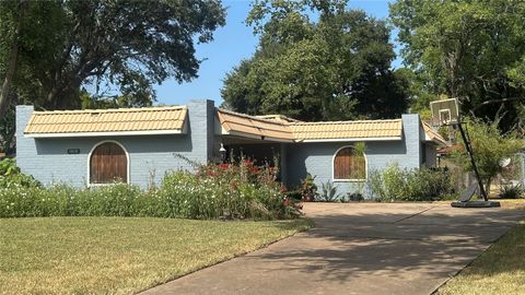 Photo of 15318 Leeds Lane, Houston, TX 77040 (MLS # 20212322) Photo of 15318 Leeds Lane, Houston, TX 77040 (MLS # 20212322)