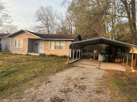 Homes For Sale - 2210 Utica Street<br/> Jefferson County, Beaumont, TX 77703