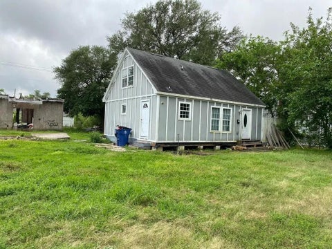 Photo of 13 4th Avenue N, Galveston, TX 77590 (MLS # 17349270)